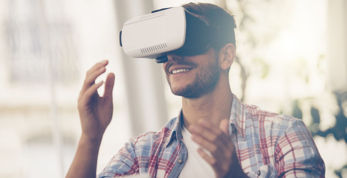 Glimlachende man met een VR-bril op