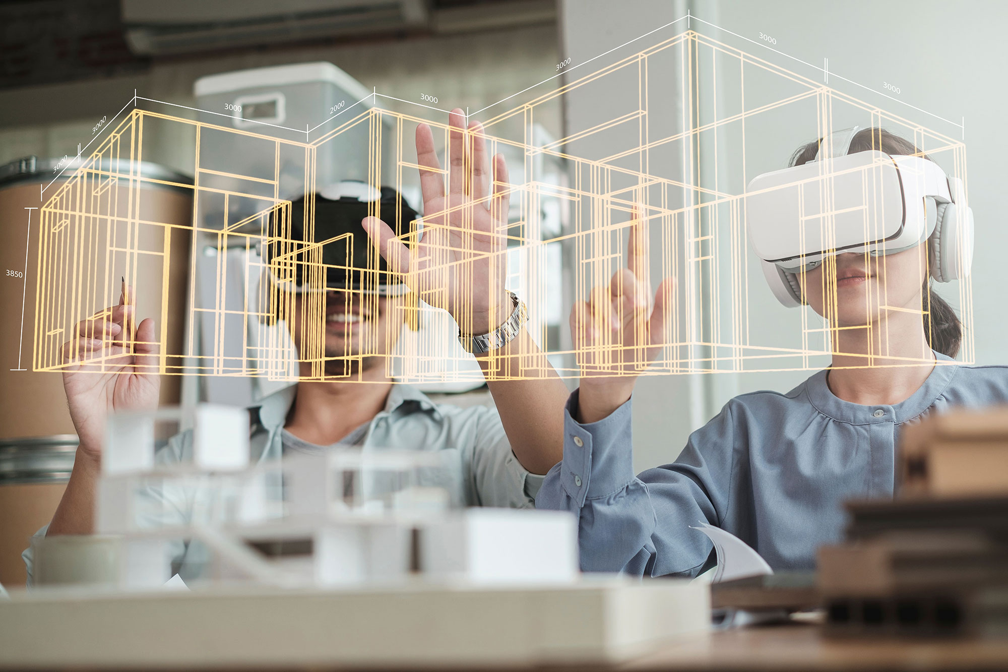 Twee personen met een VR-bril op die een 3D-plan van een woning bekijken