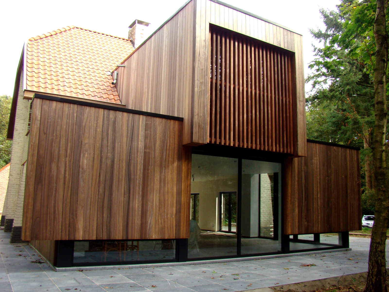 Gerenoveerde woning met glas en houten accenten, realisatie van Plan Architectenbureau Brugge