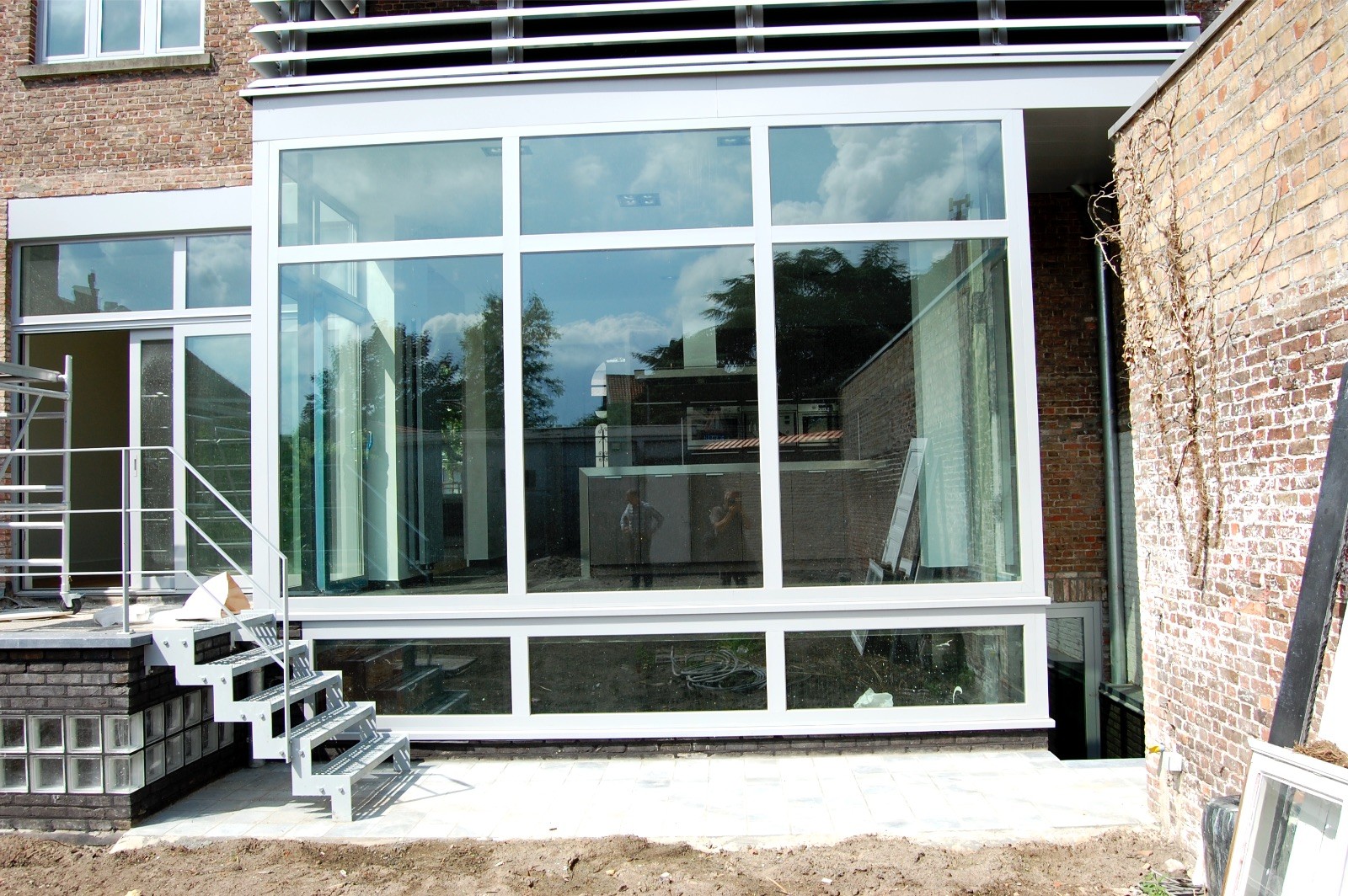 Detail van de achtergevel van een gerenoveerd burgerhuis, grote glaspartij, realisatie van Plan Architectenbureau Brugge