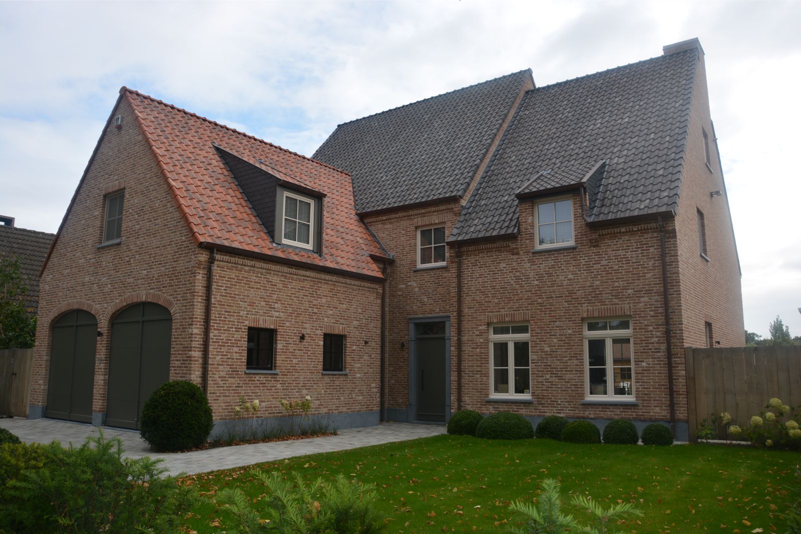 Landelijke bakstenen nieuwbouwwoning, realisatie van Plan Architectenbureau Brugge