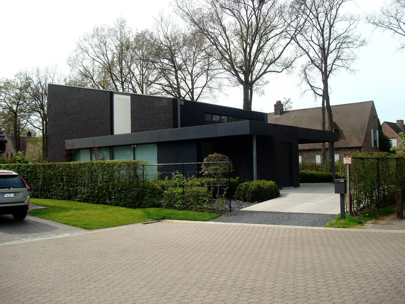 Moderne zwarte nieuwbouwwoning, realisatie van Plan Architectenbureau Brugge