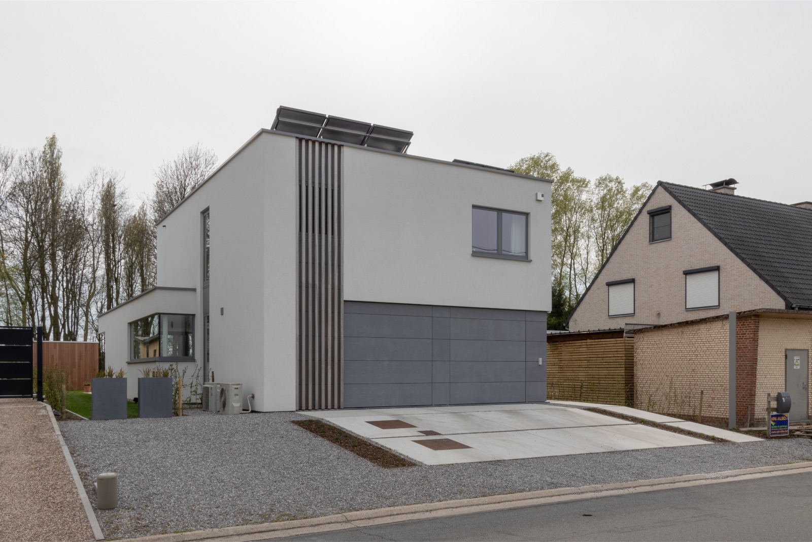 Hedendaagse nieuwbouwwoning in wit en grijs, realisatie van Plan Architectenbureau Brugge